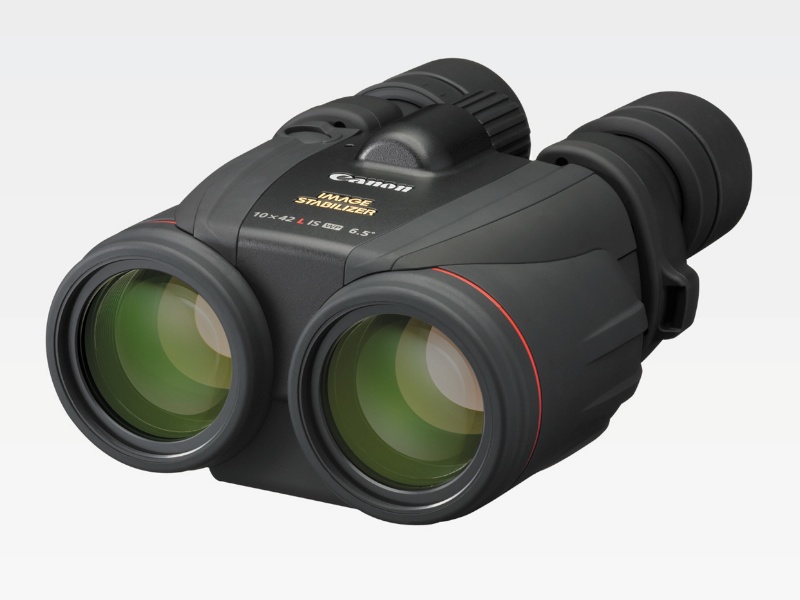 キヤノン「<a href="http://cweb.canon.jp/binoculars/lineup/10x42lis/" class="n" target="_blank">10×42 L IS WP</a>」（定価18万円）。手ブレ補正機構を備えた防水タイプ。光学系には、一眼レフ用EFレンズのLレンズで使われるUDレンズを採用。