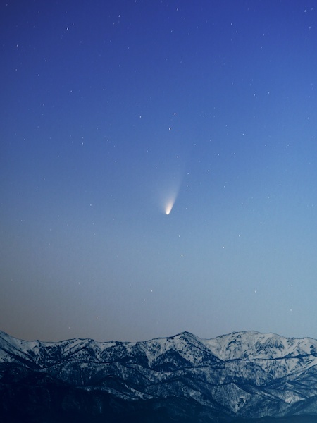 <b class="">月明かりのパンスターズ彗星</b><br class="">パンスターズ彗星は、地球との位置関係よって日に日に尾の形が変わっていきます。月が照らす明るい空にも負けずに輝く姿を写せました。<br class="">35mm判換算300mm相当のレンズ使用・F2.2 15秒 ISO400