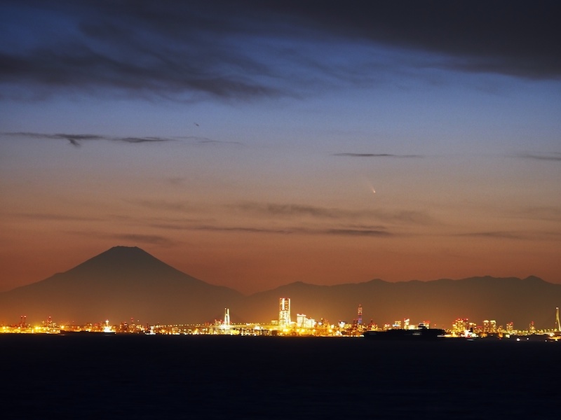 <b class="">夕空に輝くパンスターズ彗星</b><br class="">今年の春、太陽が沈んだ直後の空に見えたパンスターズ彗星。明るい夕焼け空の中にあって肉眼で見るのはなかなか難しかったのですが、双眼鏡の視野で金色に輝く姿は、大彗星の風格がありました。<br class="">35mm判換算170mm相当のレンズ使用・F2.2 3.2秒 ISO200