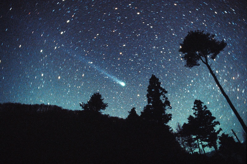 <b class="">長大な尾を伸ばした百武彗星</b><br class="">彗星そのものは小型。ただし地球のすぐそばを通過したため、肉眼でも60度を超えるほどの長い尾を見ることができました。<br class="">35mmフィルム（ISO3200に増感）で撮影・24mmレンズ使用