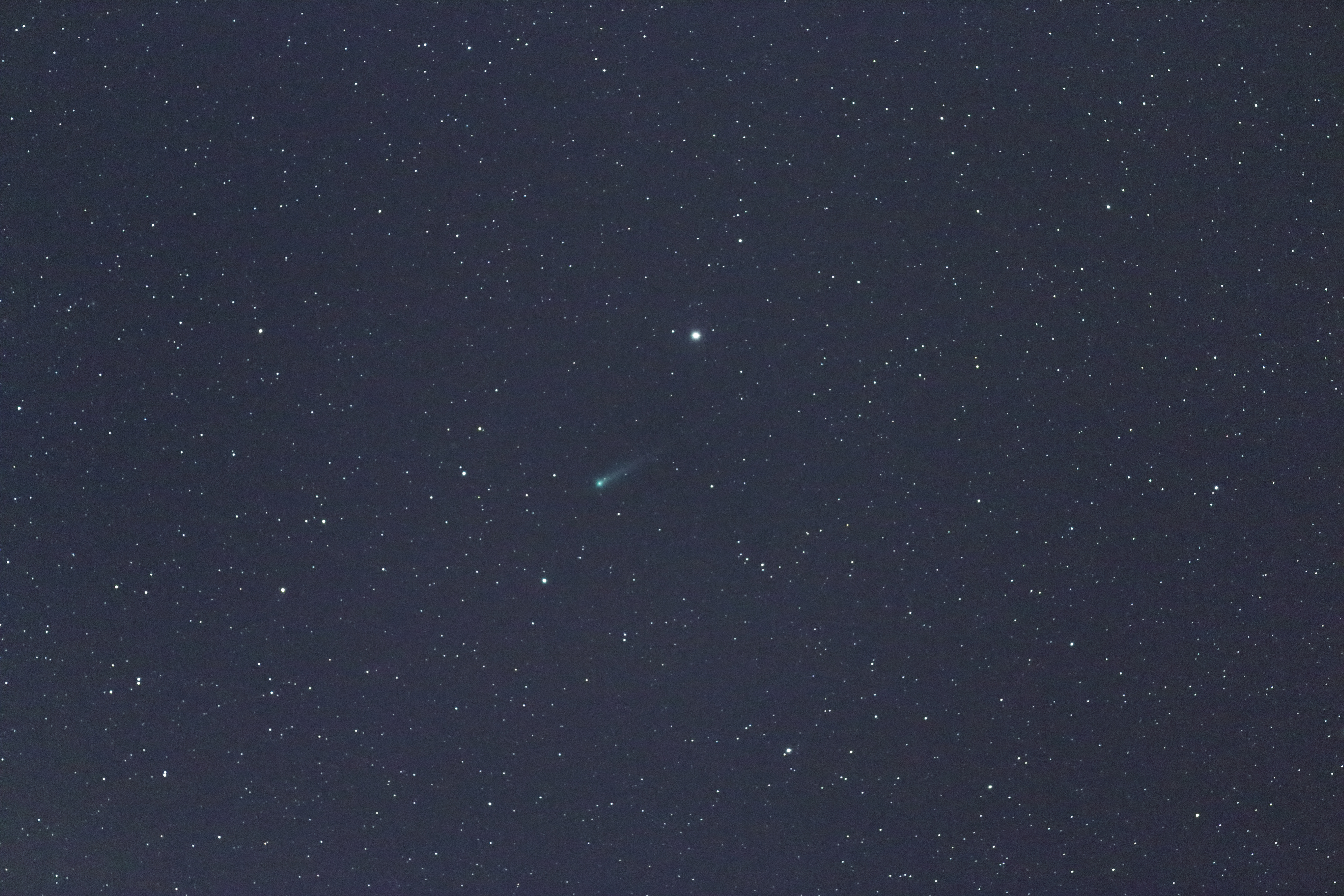 <b class="">太陽に接近しつつあるアイソン彗星</b><br class="">11月8日朝のアイソン彗星です。8倍40mm双眼鏡で確認することができました。まだまだ小さいですが、大きく成長することを期待しましょう！<br class="">EOS 70D / EF 70-200mm F2.8 L IS II USM / 200mm / F2.8 / 30秒  / ISO3200 / 追尾撮影