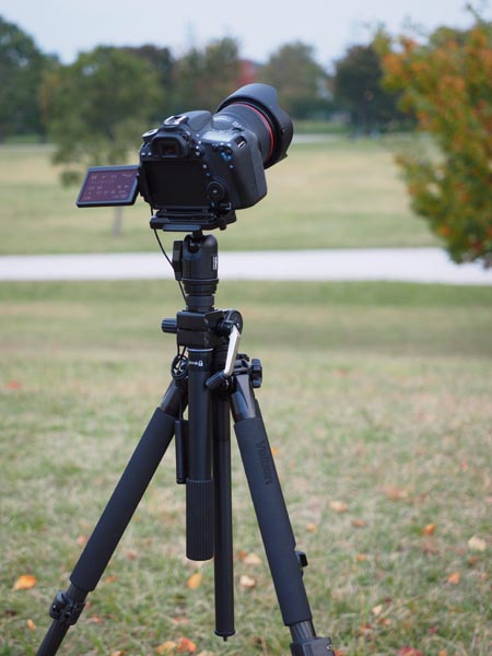 <b class="">固定撮影のセッティング</b><br class="">固定撮影では三脚をあまり伸ばさず、エレベーターは使わないのが原則です。少しでもブレの原因をなくすためです。写真のカメラはキヤノン<a href="http://cweb.canon.jp/eos/lineup/70d/" class="n" target="_blank">EOS 70D</a>。三脚はベルボン<a href="http://www.velbon.com/jp/catalog/vs/vs5400q.html" class="n" target="_blank">VS-5400Q</a>。