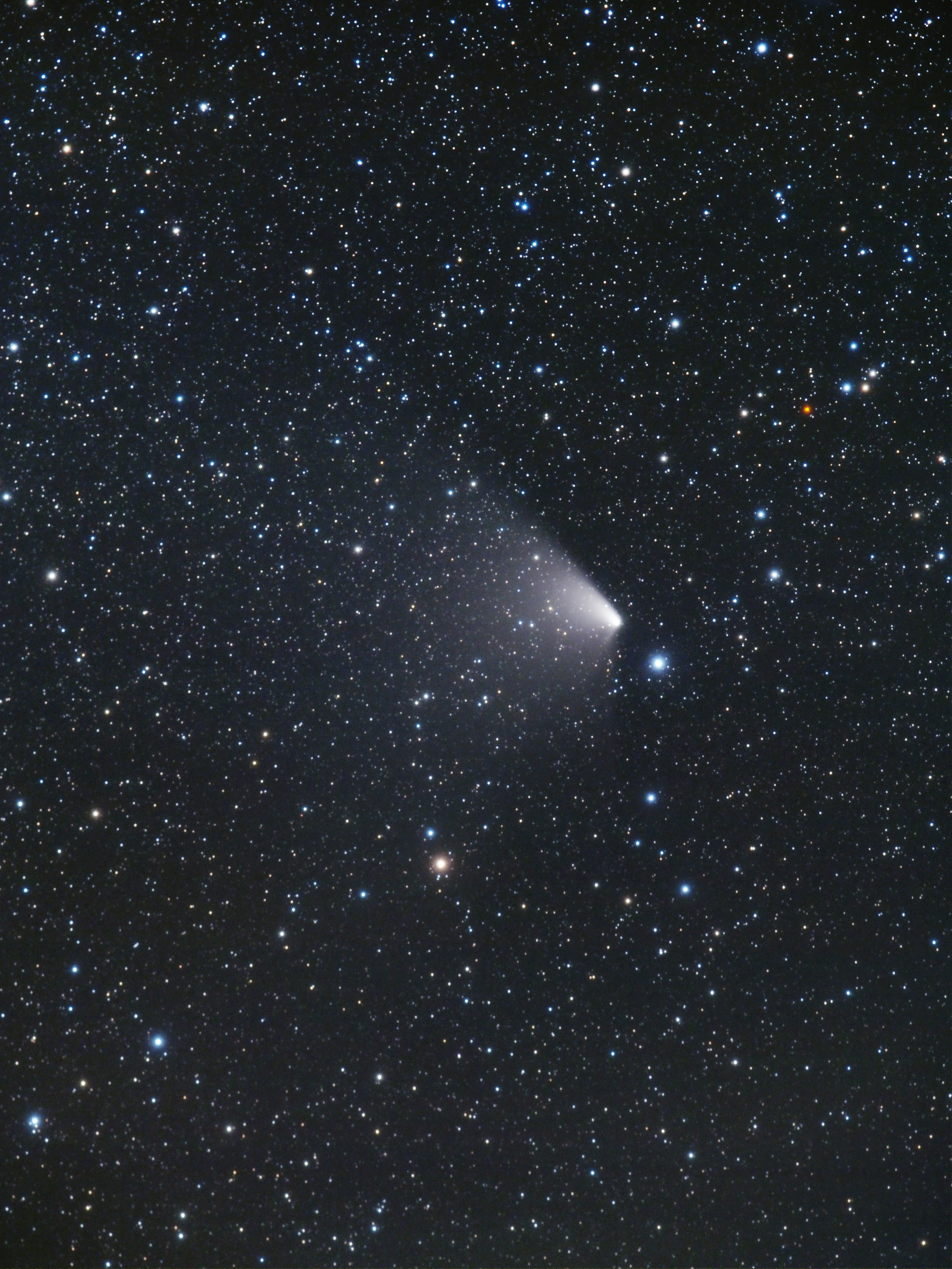 <b class="">追尾撮影作例：パンスターズ彗星</b><br class="">望遠レンズで追尾撮影することによって、彗星のようすをより克明にとらえることができます。<br class="">35mm判換算300mm相当のレンズ使用 / F2.5 / 60秒 / ISO1250 / ソフトフィルター使用