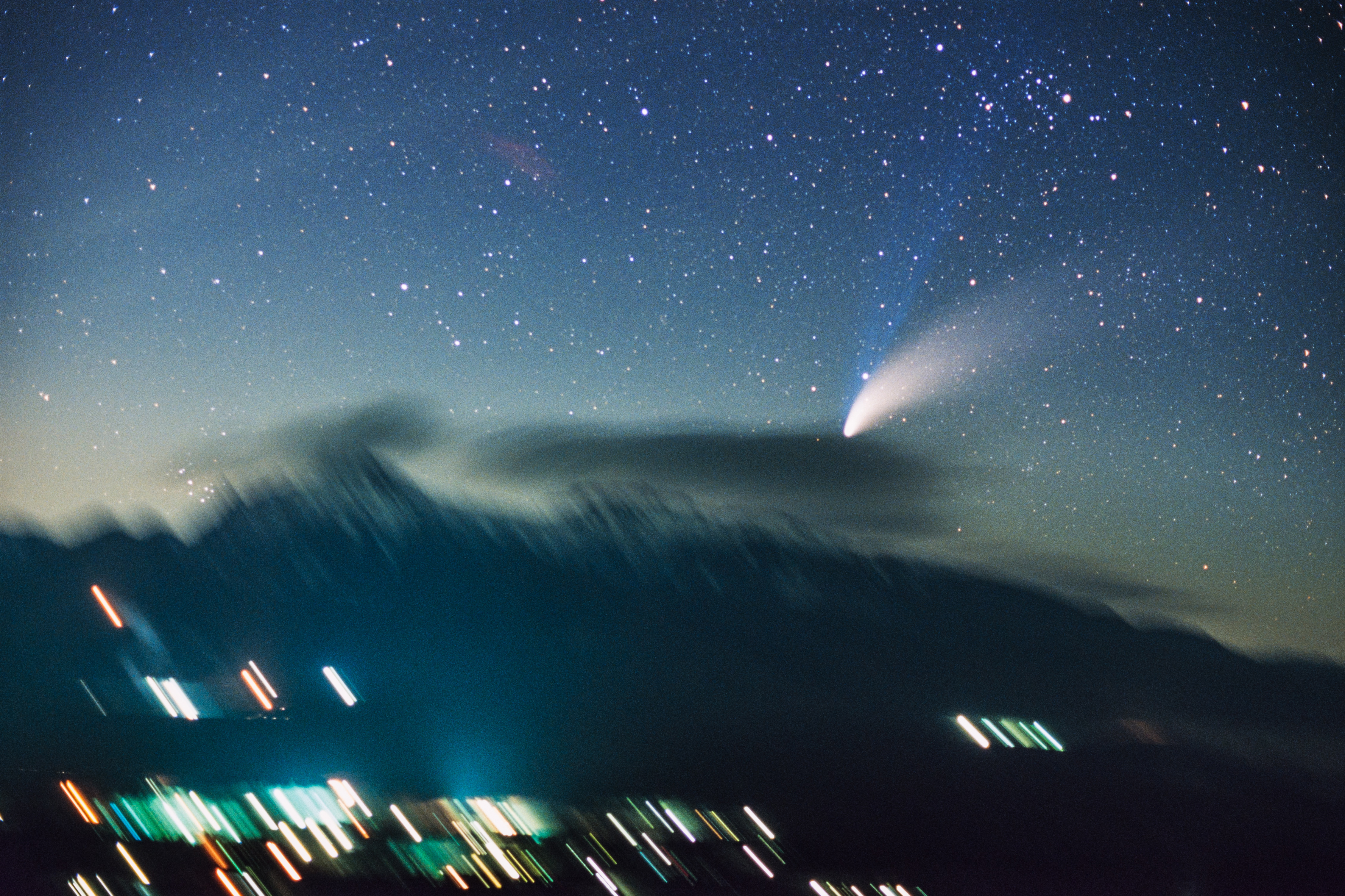 <b class="">追尾撮影作例：ヘール・ボップ彗星</b><br class="">八ヶ岳に沈もうとする1997年のヘール・ボップ彗星を広角レンズで追尾撮影しました<br class="">35mmフィルム（ISO400）で撮影 / 35mm F2レンズ使用