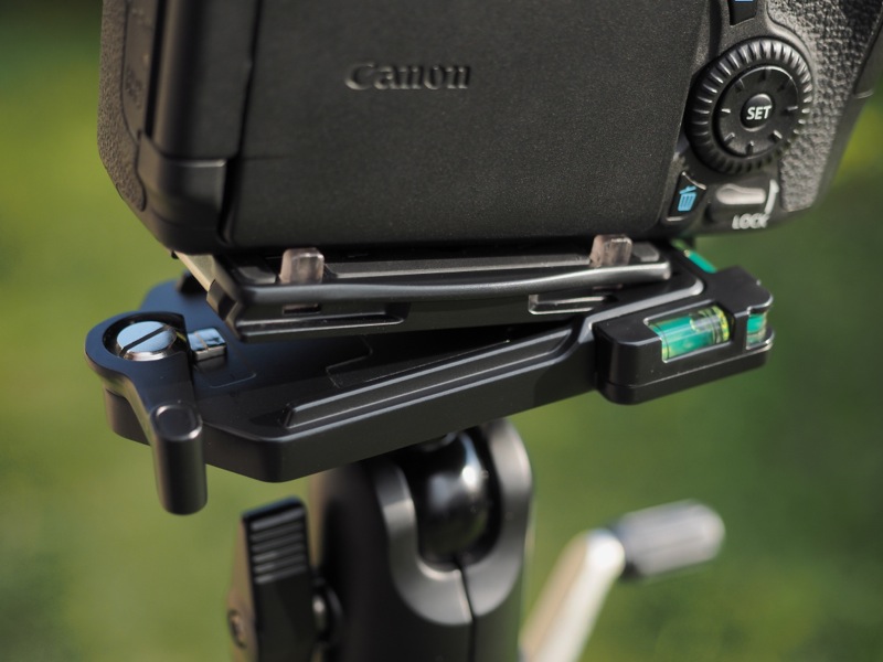 <b class="">星の撮影は自由雲台が使いやすい</b><br class="">ベルボンVS-5400Qはクイックシューつきの自由雲台で、暗い中での機材セッティングや交換もらくらく。三脚で使用する機材それぞれにプレートを装着しておくと便利ですね。