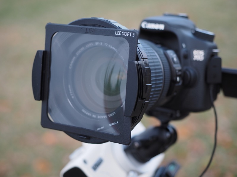 <b class="">レンズ前に装着したソフトフィルター</b><br class="">ソフトフィルターは複数のメーカーからさまざまな種類のものが市販されていますが、星景写真では、シート状のLEEソフトフィルター、ケンコーのPROソフトンなどがよく使われています。