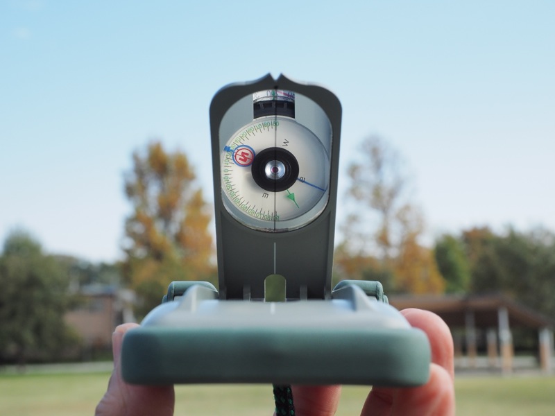 方位を正確に測るためには偏角（真北と磁北のズレ：東京では西に7°）の補正が必要です。このコンパスは、あらかじめ目盛りを偏角ぶん補正しておくことができます。コンパスの目盛りで方位角をセットし磁針を合わせることで、彗星の見える方向を正しく示してくれます。