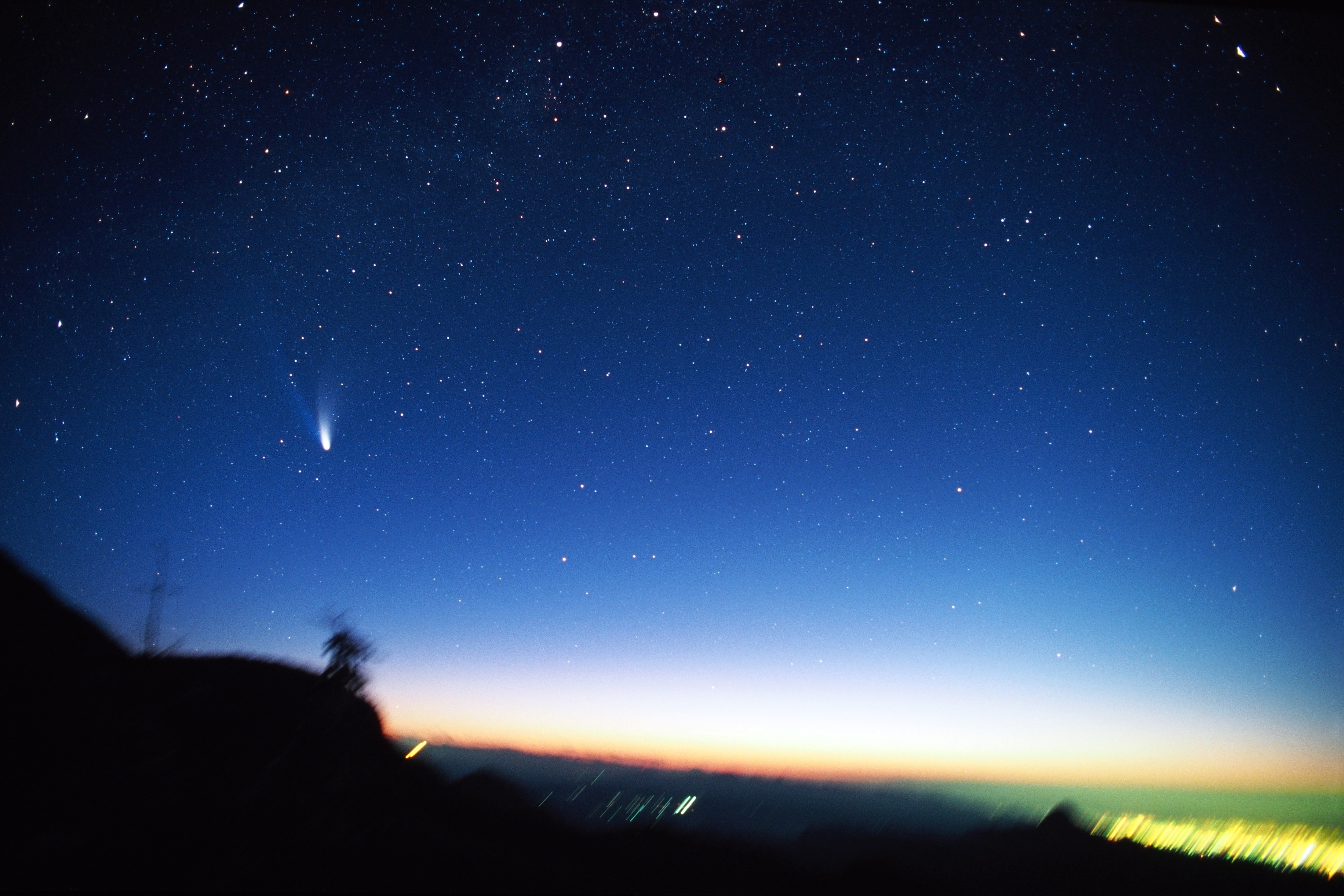 <b class="">朝焼けに輝くヘール・ボップ彗星</b><br class="">フィルムでは、露出の見極めが非常に難しい（ほとんどカンです）朝焼けの撮影でしたが、デジタルカメラでは撮影後すぐに確認できるので、ずいぶんハードルが下がりました。<br class="">35mmフィルム（ISO100）で撮影 / 21mm F2レンズ使用