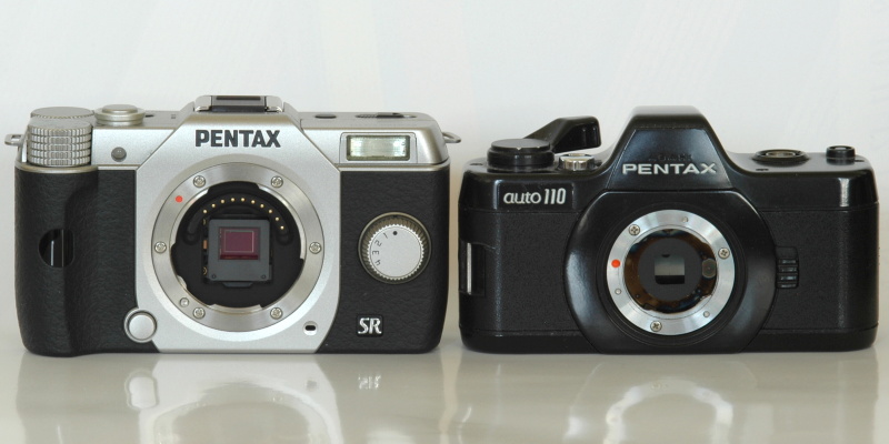 ペンタックスQマウント（左）とペンタックスオート110マウント（右）の比較。Qマウントの方が大口径となっている。