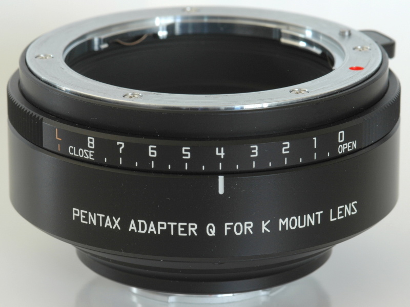 マウントアダプターに設けられた絞りリング。絞り値はFナンバーの絶対値ではなく、開放F値からの段数で表されている。