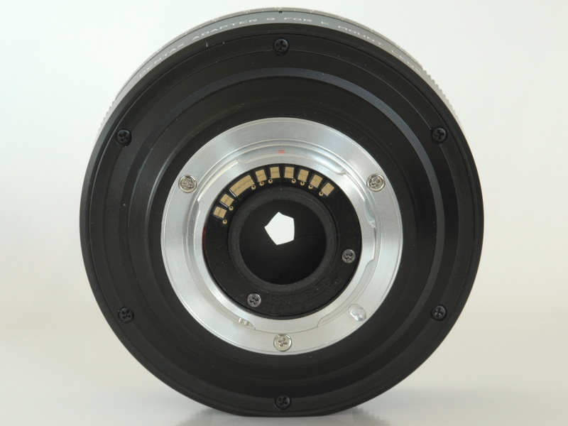 アダプターのQマウント側。電気接点はレンズシャッターの駆動と絞り情報の取り込みに用いられているものと思われる。AFは働かないので、フォーカスに関する情報のやりとりはない。