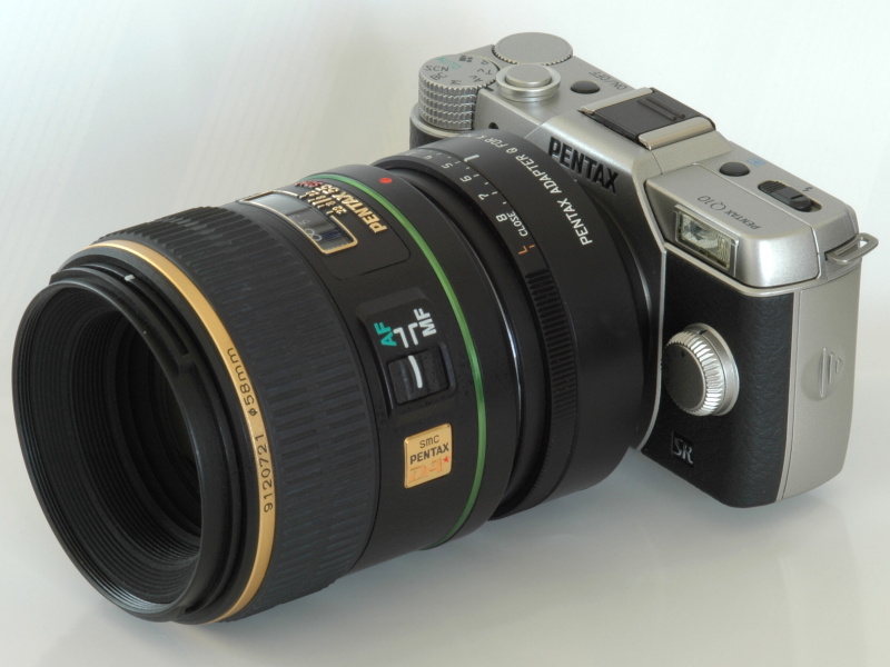 PENTAX Q10にKマウント用アダプターQを介してDA★55mm F1.4を装着。