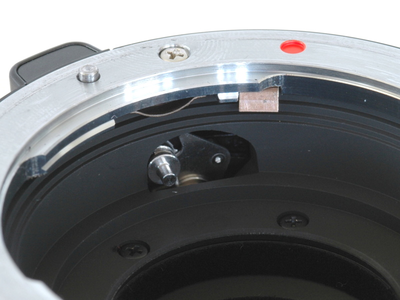 絞りリングを回すと、マウントアダプター内に設けられたピンが動き、その動きがKマウントレンズの絞り込みレバーに伝えられて絞りがコントロールされる。左は開放位置、右は最小絞り、下はその中間の位置である。