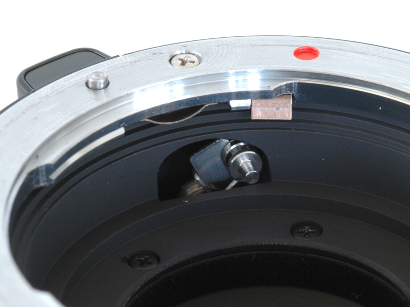 絞りリングを回すと、マウントアダプター内に設けられたピンが動き、その動きがKマウントレンズの絞り込みレバーに伝えられて絞りがコントロールされる。左は開放位置、右は最小絞り、下はその中間の位置である。