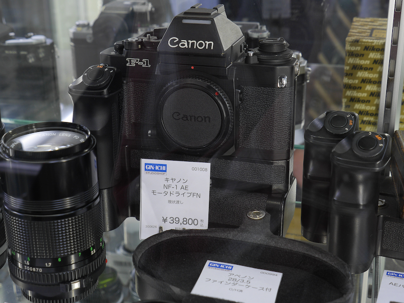 国産のMF一眼レフカメラもある。