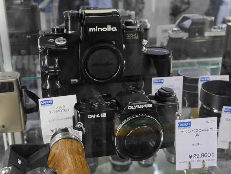 国産のMF一眼レフカメラもある。