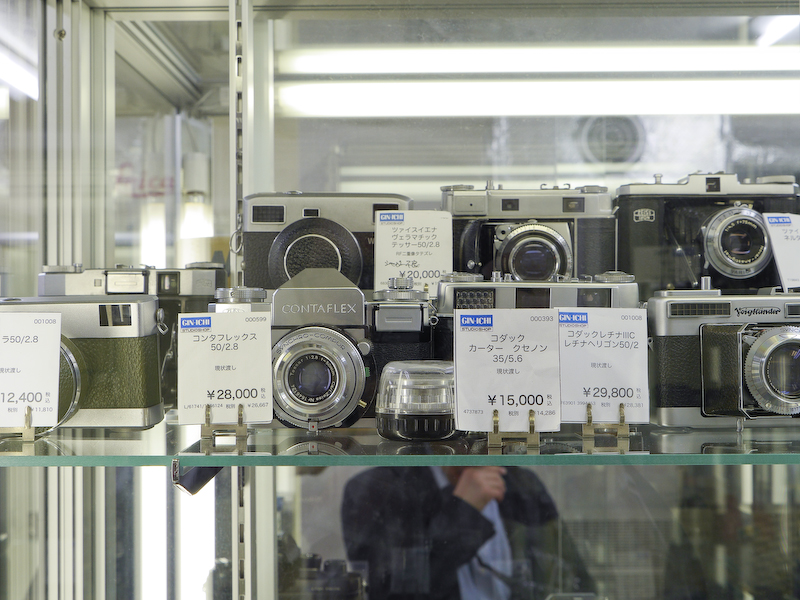 内外のクラシックカメラも並ぶ。