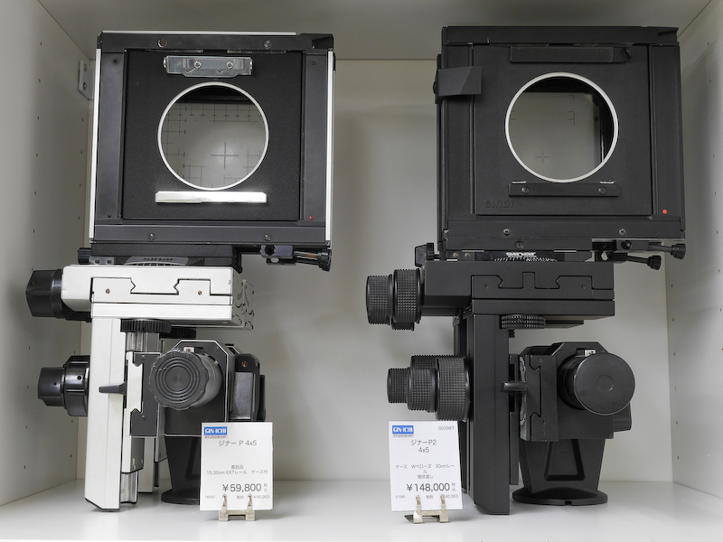 大判カメラは本体の他にレンズの在庫も多い。