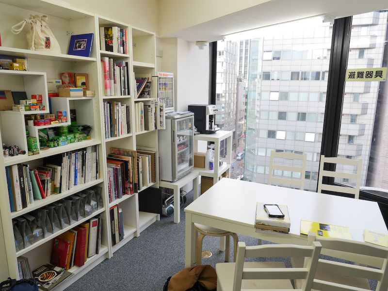 休憩スペースでは飲み物を飲みながら写真集を楽しめる。中には銀一創業メンバーの珍しいコレクションや、作家のサイン入り本も。