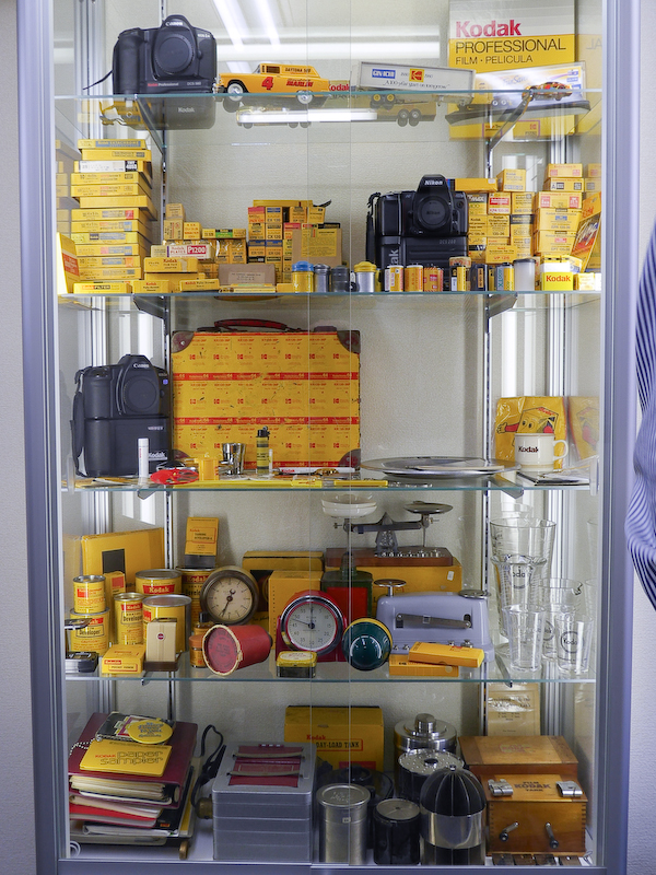 コダックのフィルムやプロ用デジタルカメラを収めたショーケースは一見の価値あり（いずれも非売品）。