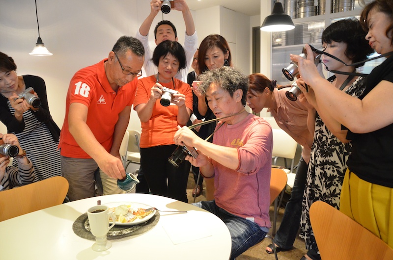 福岡先生と福原先生の実演レクチャー。2人1組になって協力しながら撮影すると、シロップをかけるシーンなどライブ感のある写真も撮ることができます。