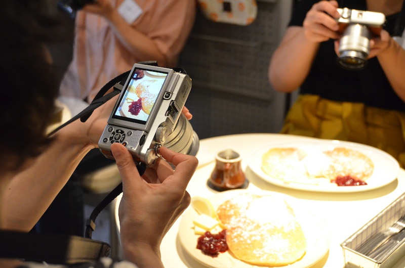 参加者にパンケーキが配られ撮影タイム♪ 縦位置構図にしたり、真上から撮ってみたりと構図を意識する人が多く見られました。