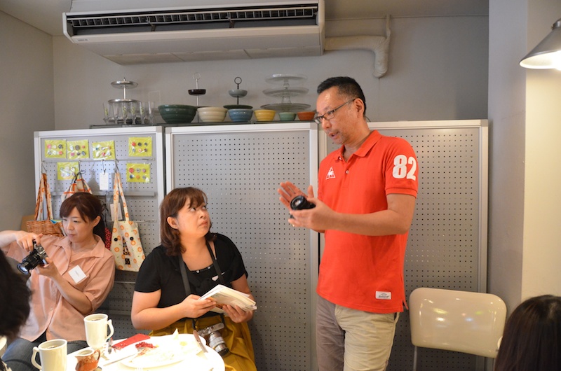 撮影中は先生が参加者を周り、質問に対してていねいに答えていました。