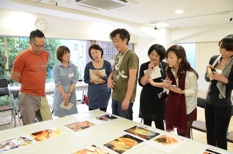 富士フイルムの銀塩プリントで、出力した提出作品たち。参加者からは、「写真を撮ることで、料理の盛り方や食材の色の組み合わせを意識するようになりました」という声も聞こえました。