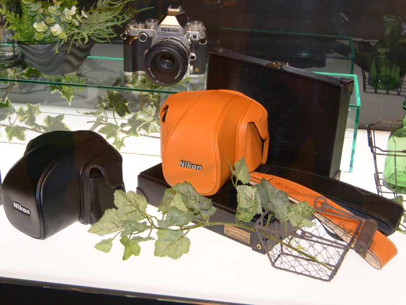 Df用のレザーストラップとケース。各2色