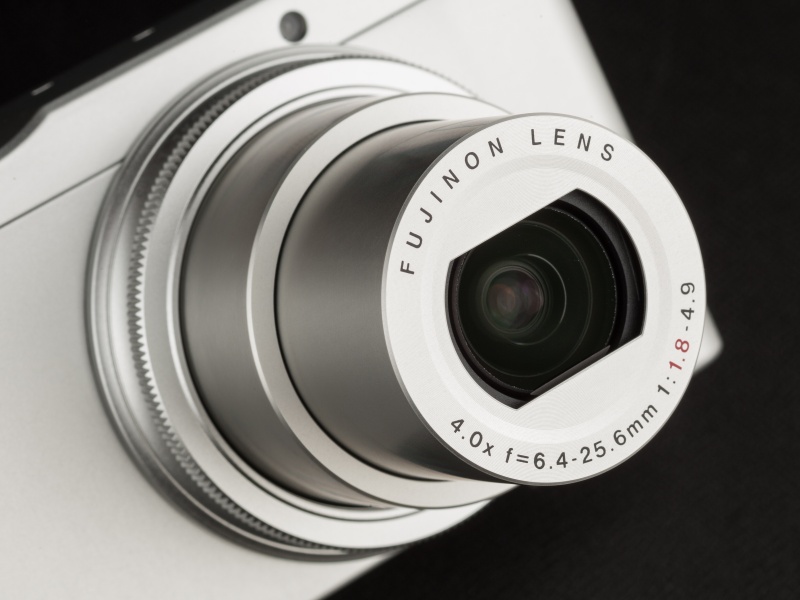 光学4倍ズームはワイド端開放F1.8と明るく、暗所でISO感度を上げずに撮影できる