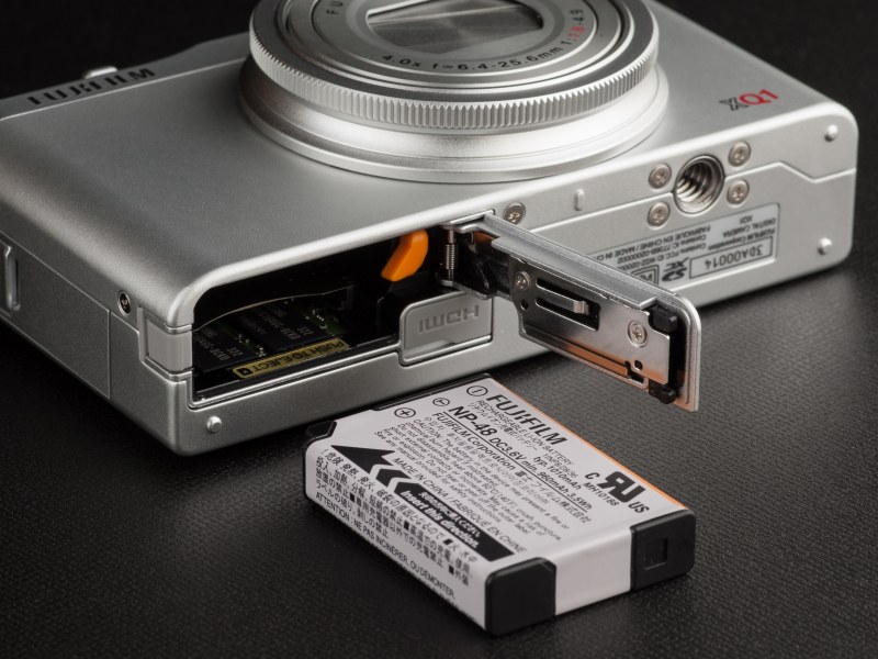 バッテリーとメモリカードは底面から装着する。バッテリー寿命はやや短く感じた。