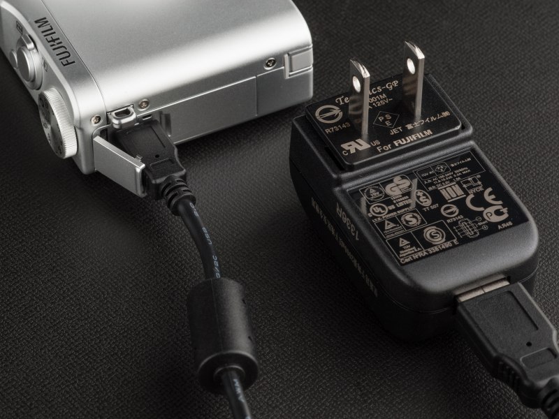 充電はUSB経由で行なう。コンセントに差し込むタイプのコネクタも付属する