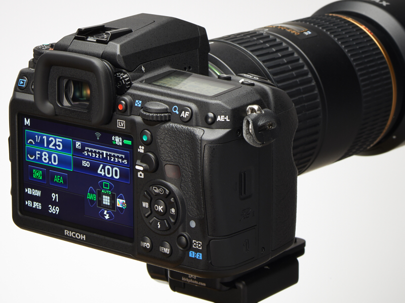 背面のサムレストがはっきりとした突起になり、指がかりがよくなった。ボディ前面のグリップの大型化より、こちらの変更の方がホールドの向上には効いていると思う。