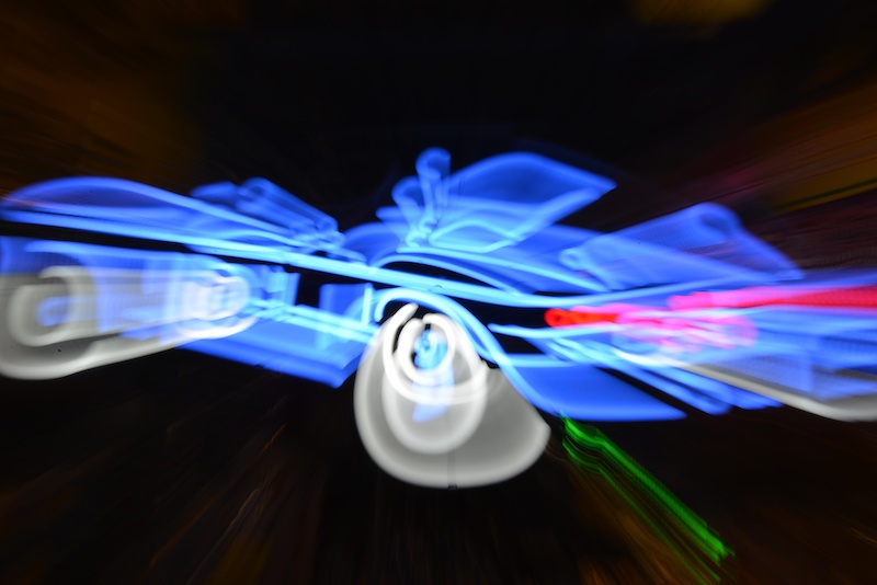 ズームリングをクイッと回しながら撮影するとこんな風に光が流れて面白い画を撮ることができます