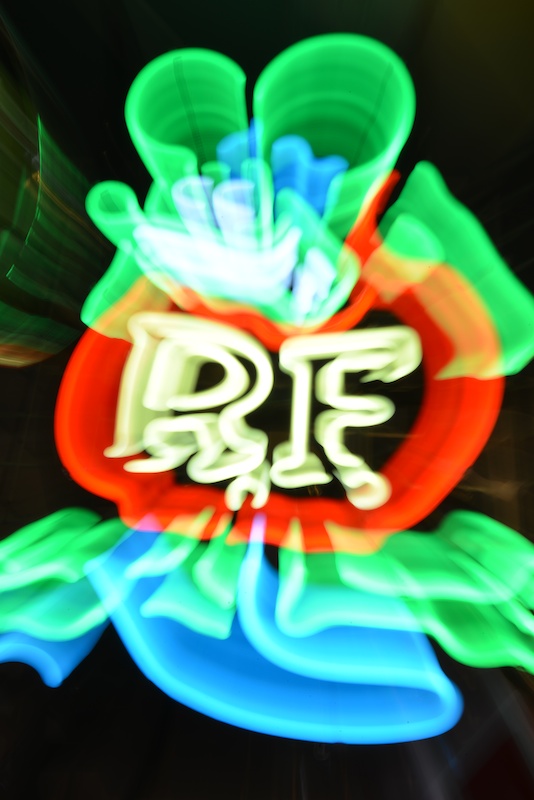 光の看板は一番試しやすい被写体です。シャッタースピードを変えて何パターンも撮ってみてください！