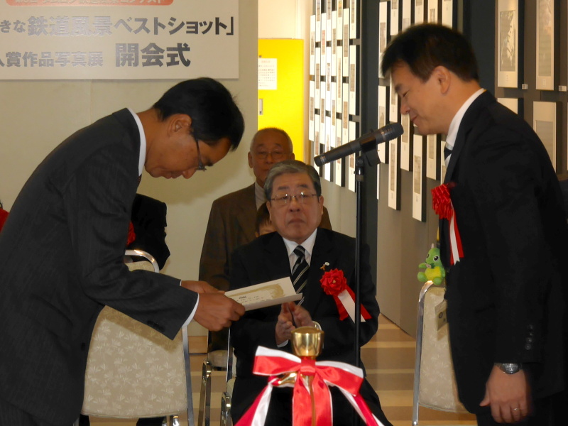 各受賞者は賞状と副賞のタムロンレンズを受け取った