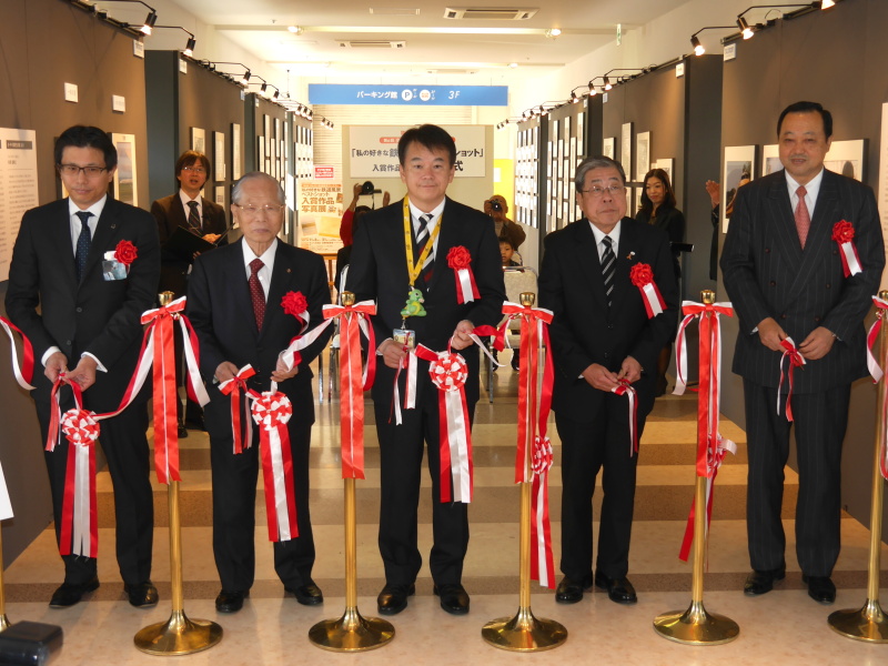 テープカットを行なった