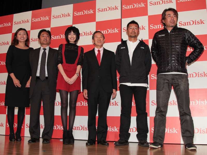 発表会の登壇者。左からサンディスクコーポレーション リテール製品マーケティング ディレクターのスーザン・パーク氏、サンディスク代表取締役マネージング・ディレクターの青柳マテウ氏、女優の南明奈さん、サンディスク代表取締役社長の小池淳義氏、写真家の熱田護氏、写真家の水谷たかひと氏。