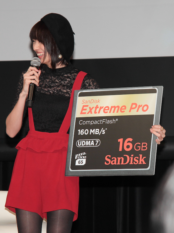 南さんはサンディスクから今回の新製品をプレゼントされると、「メモリーカードが凄く大切なのがわかった。新しいカードで傑作を撮りたい」と話した。