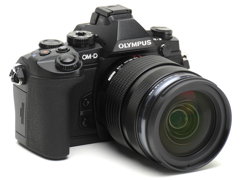 OM-D E-M1。装着しているレンズはレンズキットに付属するM.ZUIKO DIGITAL ED 12-40mm F2.8 PRO。実勢価格はボディのみが15万円弱、レンズキットが17万円弱