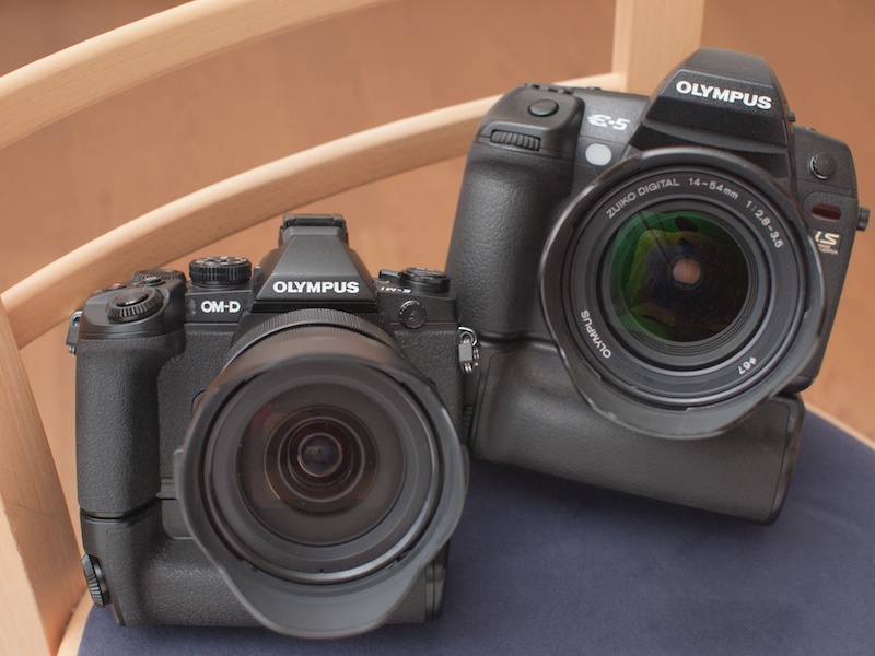 左からE-M1、E-5。ともにバッテリーグリップをつけた状態