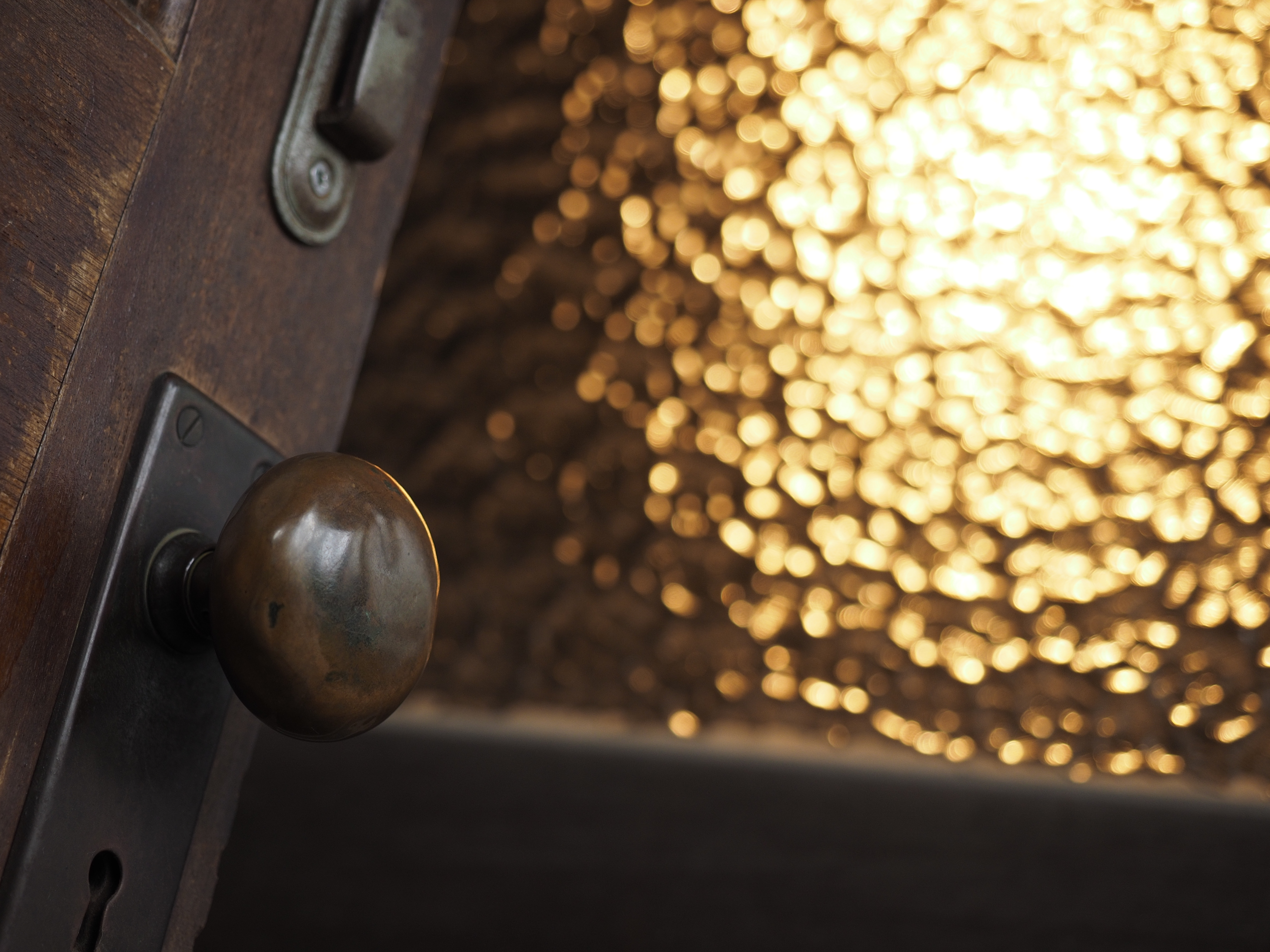 民家の入り口のドア。ガラス越しの光が美しかった。M.ZUIKO DIGITAL ED 12-40mm F2.8 PRO / ISO200 / F2.8 / 1/100 / +0.3EV / 40mm