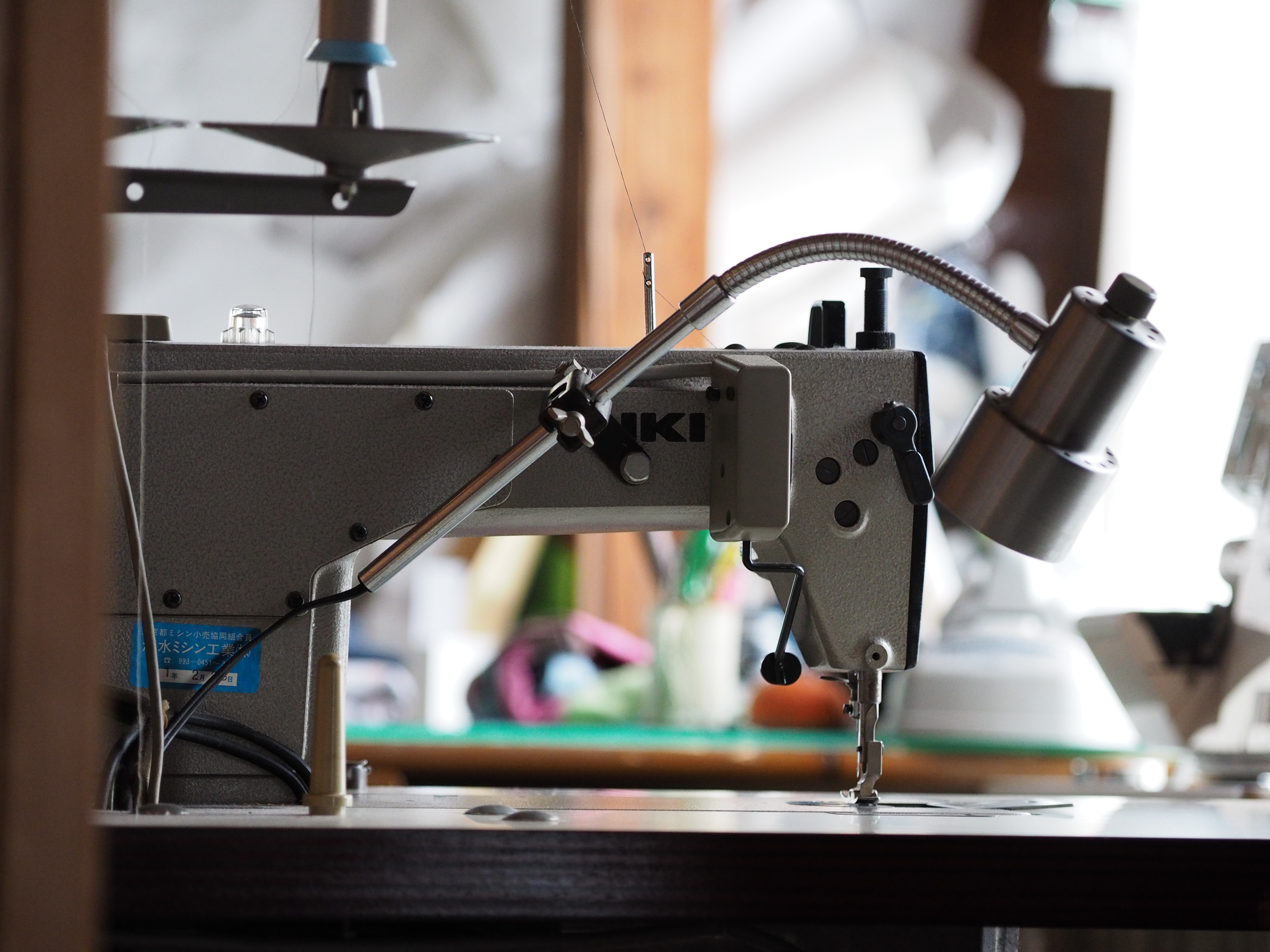 室内にあったミシンをフォーサーズレンズを使いAFで撮影してみたがストレスなく合焦。ZUIKO DIGITAL ED 50-200mm F2.8-3.5 SWD / ISO200 / F3.2 / 1/100 / -0.3EV / 104mm