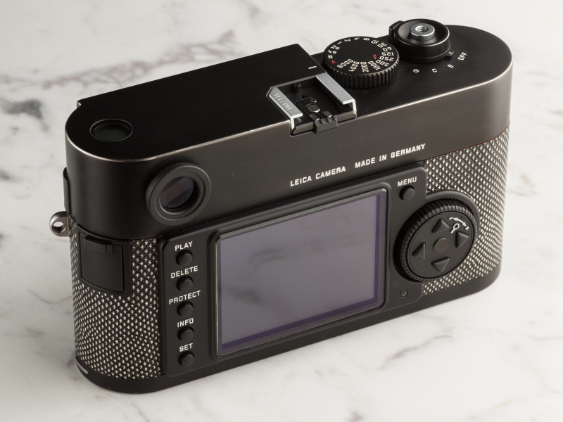貼り革は精密にカットされ、ライカボディにジャストフィットする。背面の処理も美しい