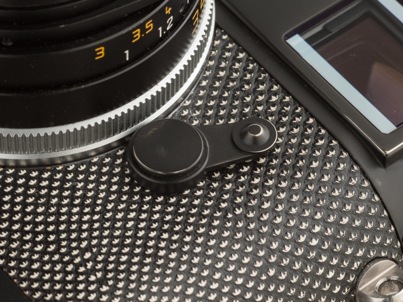 フレームセレクトレバーにもエイジング加工を施す。ルミエールならではの細部にこだわった処理だ