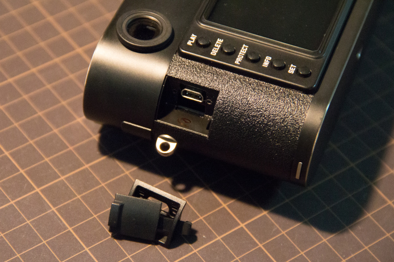 ドライバーで端子部分の樹脂パーツを取り外す。