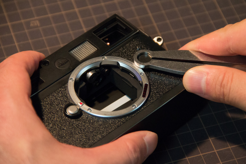 ライカプライヤーでフレームセレクトレバーをゆるめ、ボディから取り外す。ライカプライヤーはデジタルホビーで2,400円だ