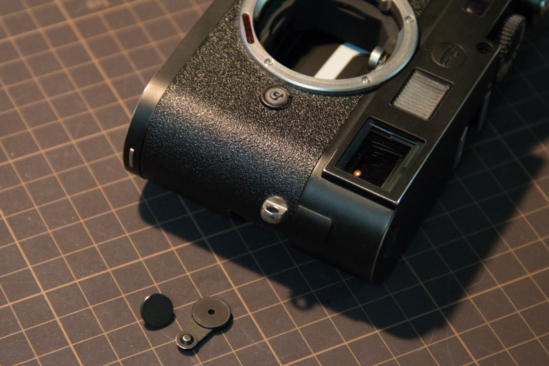 ボディからフレームセレクトレバーを取り外したところ。これで貼り革が剥がせるようになる