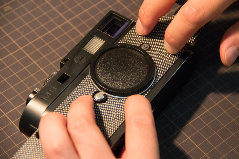 新しい貼り革をボディに貼り付ける。位置がズレないように慎重に作業していく