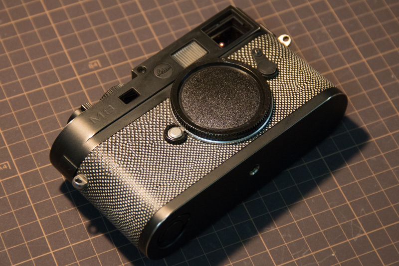 これで貼り革交換完了だ。職人による作業でも、40〜50分程度の時間を要した